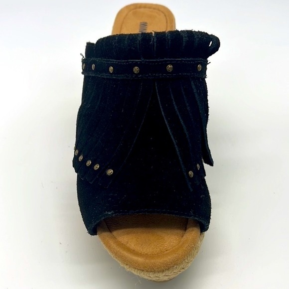 Minnetonka - Quinn Black Suede Fringe Gold Studded Peep Toe Wedge Size 7 - Picture 4 of 16